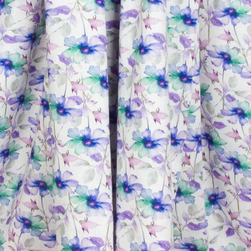 Witte viscose linnen met bloemen in groen, paarse en blauwe tinten